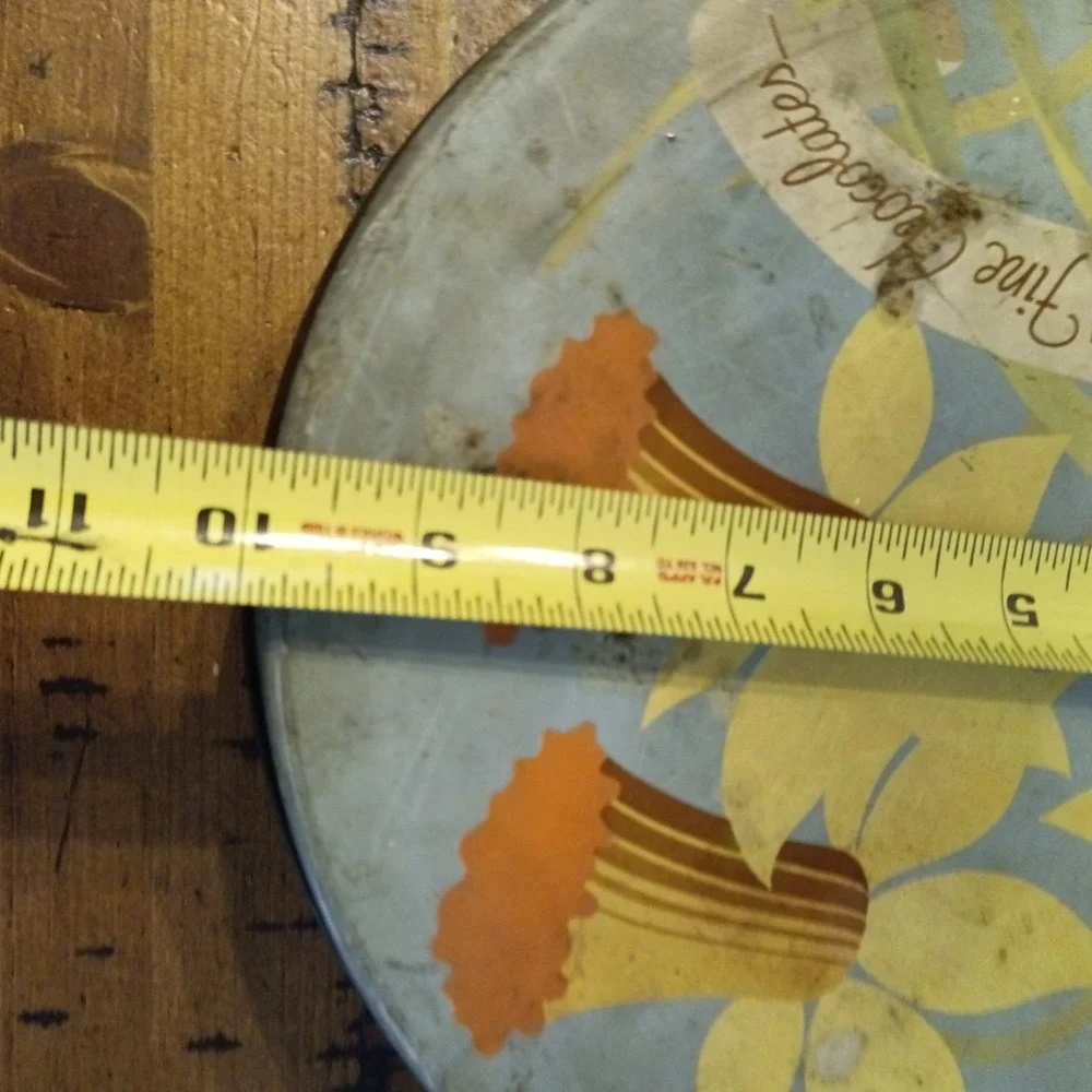 Vintage Dorothy Duncan Fine Chocolates Tin Daffodil Floral 10 Inch Round Metal